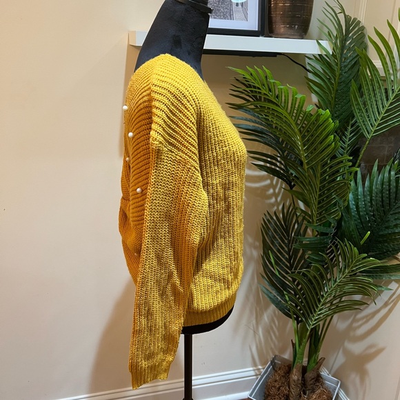 H&W Apparel Knit Pearl Embellished Yellow/Golden Knot Detail Sweater Medium - Picture 5 of 6